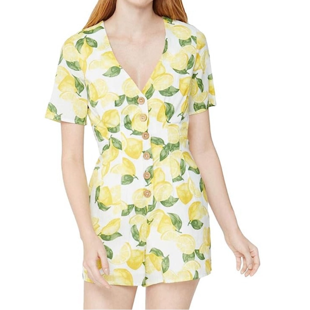 🚫SOLD🚫NWT BCBG short sleeve romper with a button front.
